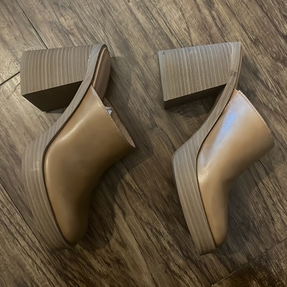 Universal Threads Clog Heels - Picture 2 of 3